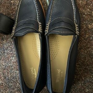 GH Bass women’s navy blue penny loafers 7.5 NWOT